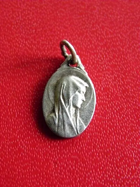 Medaille Religieuse Ancienne. Notre Dame De Lourdes. Metal Argente.