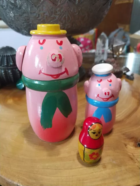 Vintage 1950s wood 2 pig nesting dolls with extra doll