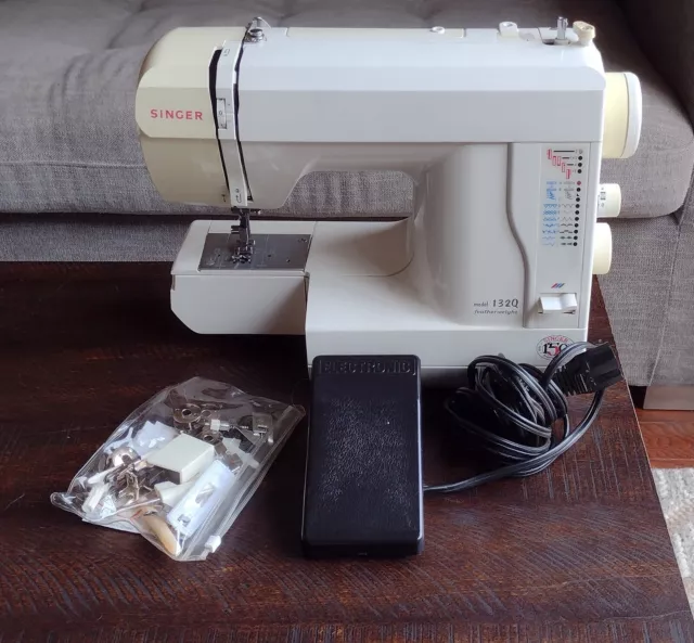 Singer 132Q Featherweight Electric Sewing Machine Quilting Pedal Powers On