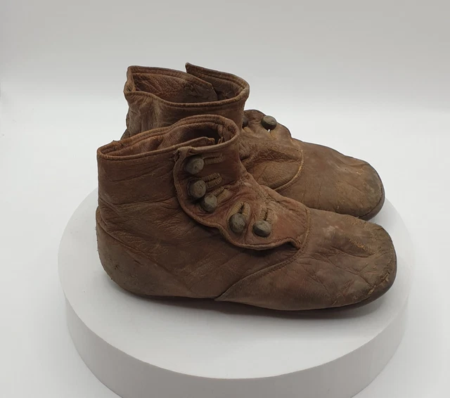 Coppia di stivali abbottonati marroni per bambini anni 1890 - 1910.