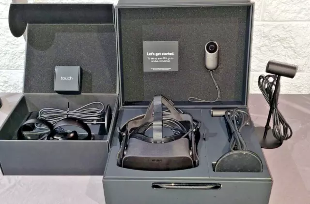 Oculus Rift VR set incl 2 touch controllers, 3 Sensors, 1 XBox360 wireless contr