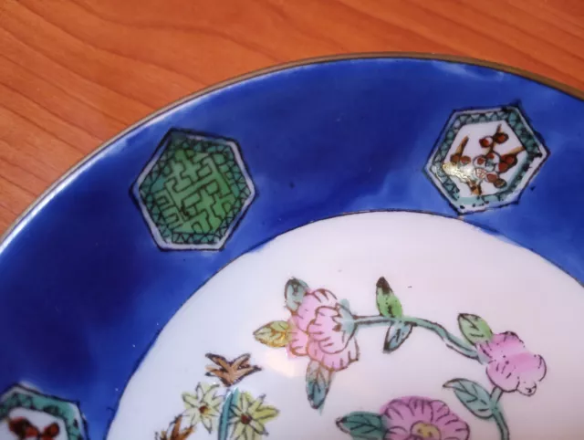 Plato de Porcelana Antigua China 19TH Pintado a Mano con Flores y Símbolos - 14c