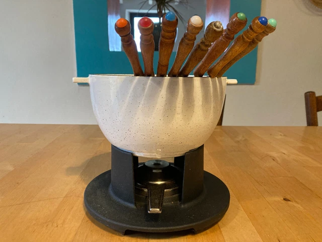 Service à Fondue NOMAR Complet : Poêlon Fonte émaillée, 6 Piques, 6 Assiettes