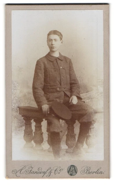 Fotografie A. Jandorf & Co., Berlin, Brunnen-Straße 19-21, Junger Mann in Knieb