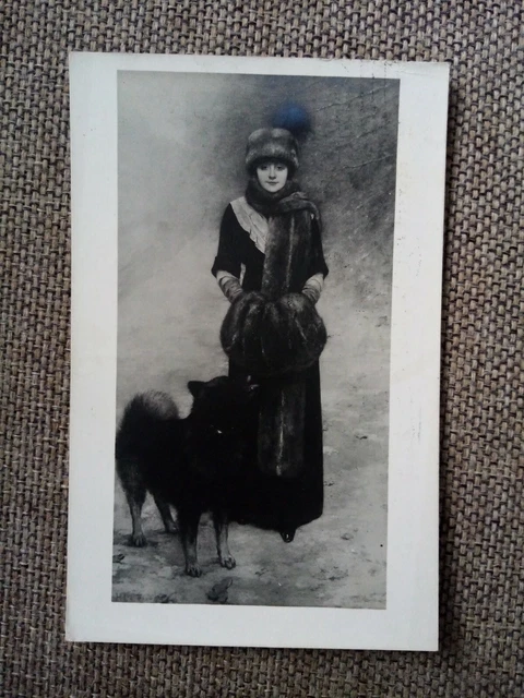 Fancy Cpa Women With A Chien Art Deco Style