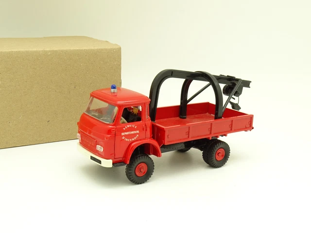 NOREV - SAVIEM SC1 crème et rouge Autocar Autobus réf. 521009 BO 1/43