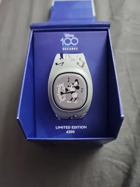 Steamboat Willie Mickey Mouse Disney 100 Years Of Wonder Decades LE MagicBand +