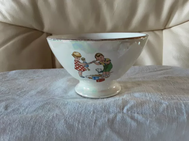 Ancien petit  bol, demi-porcelaine,  décor enfants et jeux