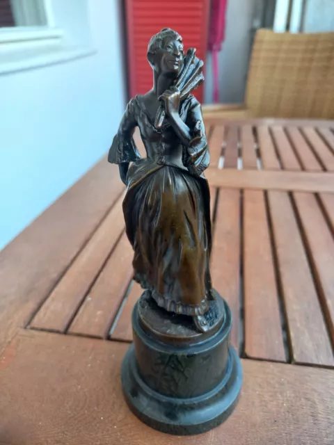 Antike Bronzefigur  Skulptur  Dame mit Fächer Marmorsockel