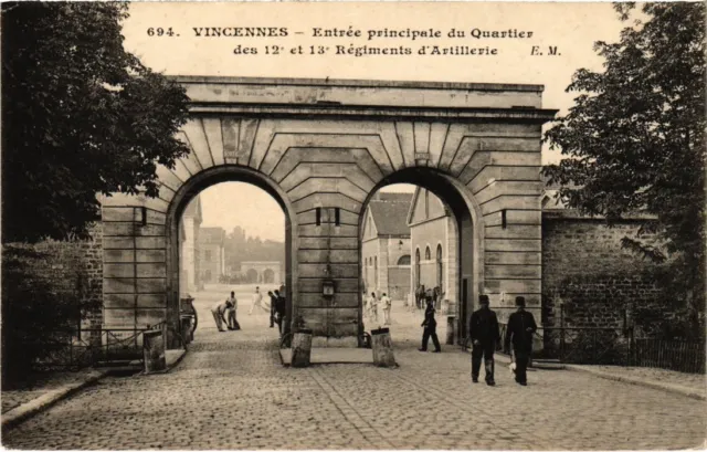 CPA Vincennes Entree principale du Quartier (1347146)