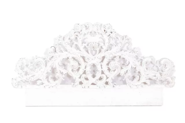 Tête de lit de style Rocaille, en bois sculpté et laqué. Circa 1900.