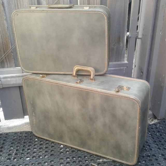 Set of Almost Matching Vintage Hard Suitcases No Key 28.5x17.5x8.5/20.5x17x8.5"