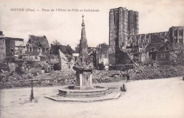 NOYON place de l'hôtel-de-ville et cathédrale