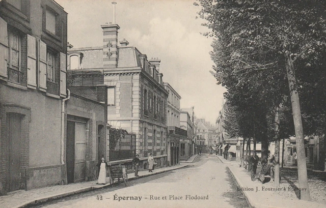 CPA 51 EPERNAY Rue et Place Flodoard