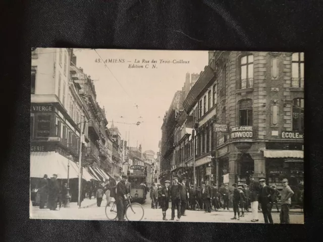 CPA - 80 - AMIENS - La Rue des Trois Cailloux -tramway - école...boulangerie