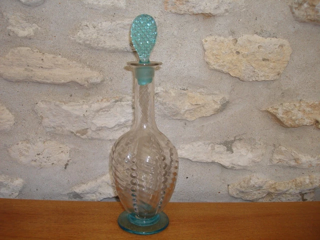 CARAFE bleutée en VERRE moulé à décor géométrique, milieu XXème H 30cm, bon état