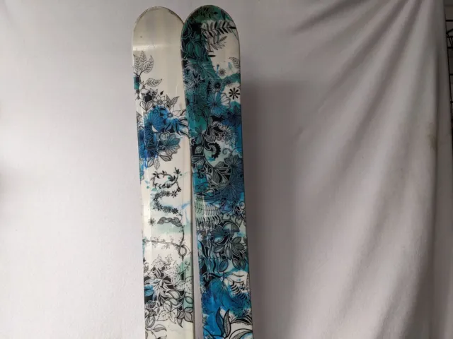 Line Aura Womens Twin Tip Skis w/Marker Bindings Size 163 Cm Color White Conditi