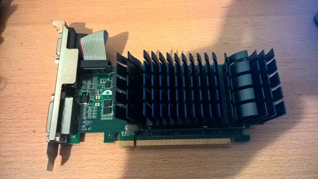 ASUS AMD RADEON R5 235X-1GGD3/DP GDDR3 4K Win 10, DVI/ VGA