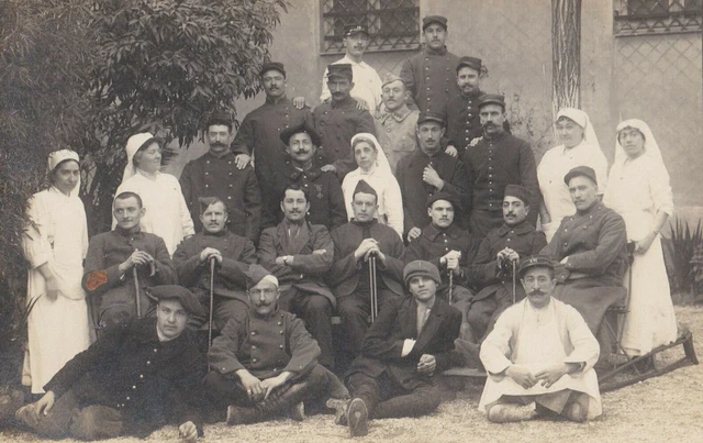 CPA Carte photo MILITARIA Soldats blessés avec Infirmières - Guerre 1914-1918
