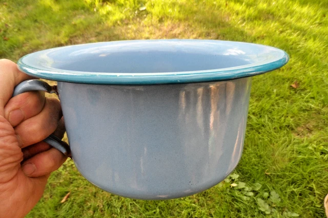 Pot de chambre ancien en émail, France : blanc avec bordures bleues, vase de ferme - France