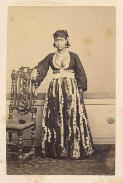 EGYPTE 1869 - Femme Egyptienne prend la Pose - 52