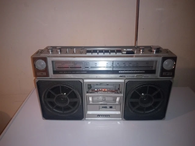 SANYO M9975 VINTAGE 80'S GHETTO BLASTER BOOM BOX.  Cassette.  Radio. Tested!