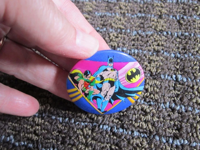 Robin Bat Sign VINTAGE BATMAN PIN DC Comics Collectible Robin Bat Signal Pinback FREE ...
