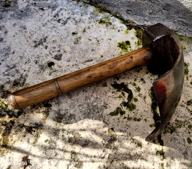 OUTILS ANCIENS - ART POPULAIRE :: Herminette à étrier à long manche