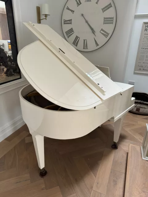 White Baby Grand piano - Eavstaff