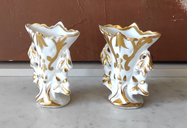 Ancienne Paire de Vases d'Eglise ou de Mariés en Porcelaine de Paris Décor Or \1 2
