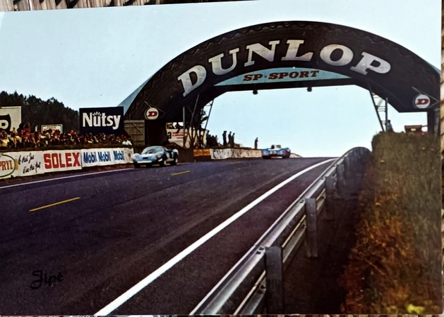 Voitures De Course Et Passerelle Dunlop De Nuit Lors Des 24 Heures Du Mans Photographie éditorial - Image du ferrari, concurrence: 250548772