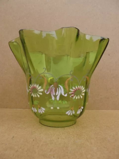 ancienne grande tulipe lampe à pétrole en verre vert émaillé à décor de Fleurs 2