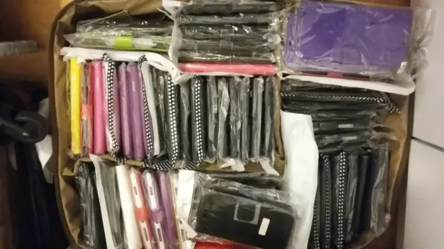 220 × étuis porte-monnaie en cuir pour téléphone et 110 × étuis en plastique pour différents téléphones