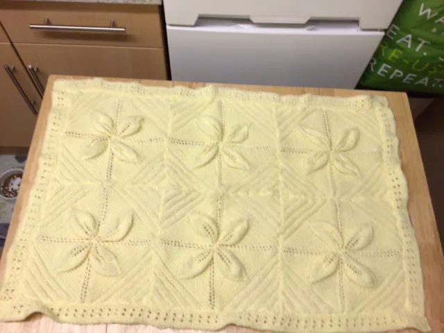 Handgestrickte Babydecke gelb