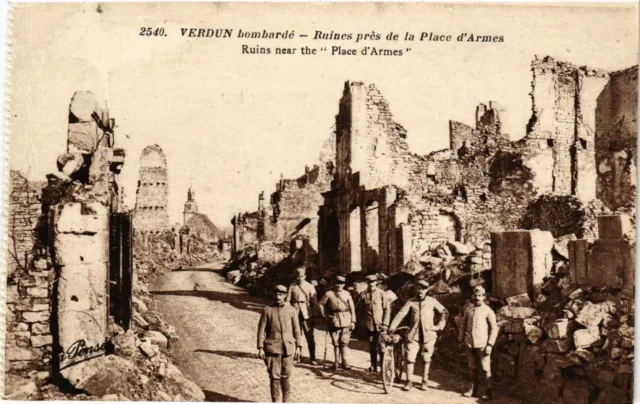CPA AK Militaire VERDUN bombarde - Ruines pres de la Place d'Armes (362639)