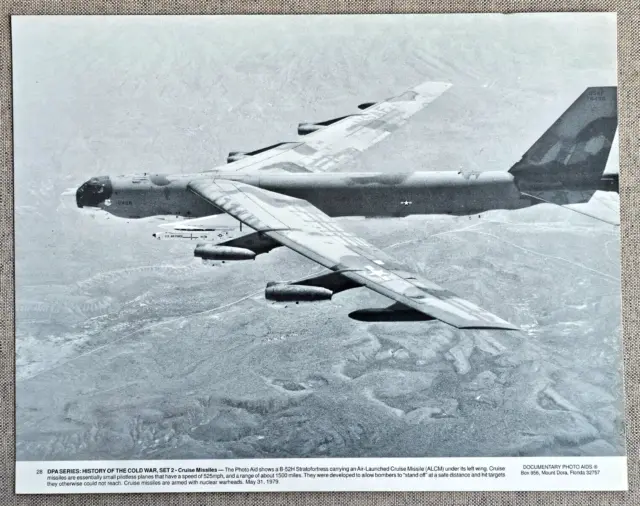 11x14 PHOTO BOEING B-52 STRATOFORTRESS JET-POWERED STRATEGIC BOMBER AIRCRAFT