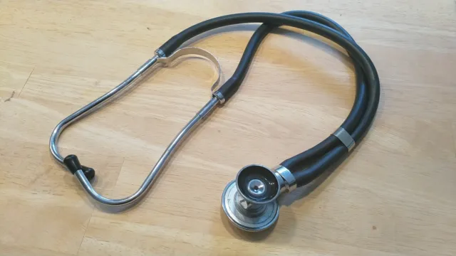 Antikes funktionierendes Stethoskop in schwarz/metallic