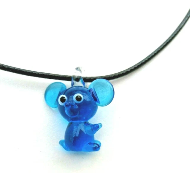 Fin collier doré avec pendentif rond en anneau avec une pièce de cuir marin