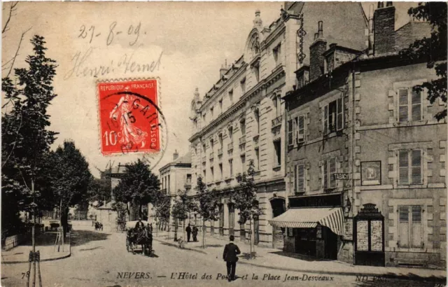 CPA NEVERS - L'Hotel des Postes et la Place Jean-Desveaux (457196)