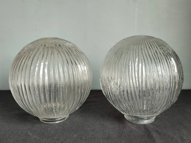 Lot de deux grands globes anciens en verre 10