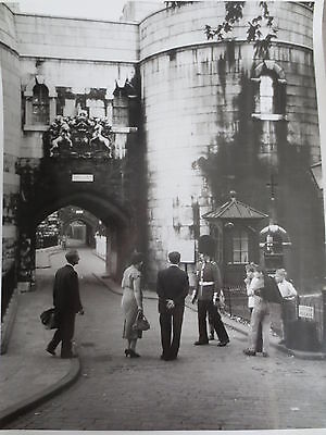 VINTAGE Press Photograph TOWER of London Guardsman Sentry 1960s