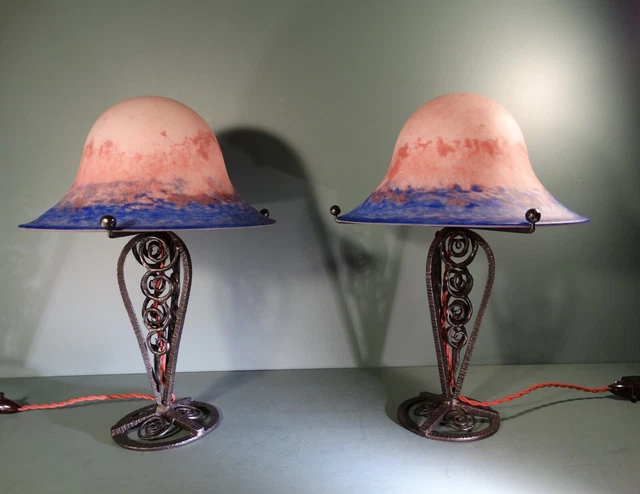 PAIRE DE LAMPE art déco pâte de verre champignon signé, pied fer forgé