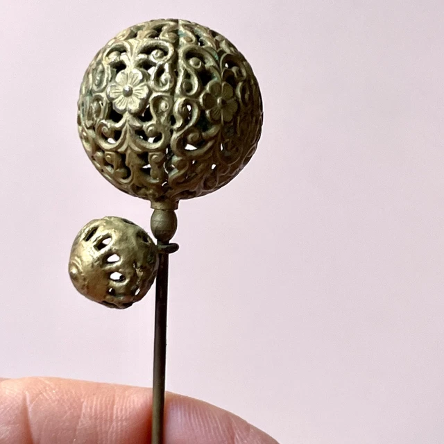 Broche Art Nouveau Argentée Avec Colombes Et Strass Bleu - Occasion - Pique à Chapeau