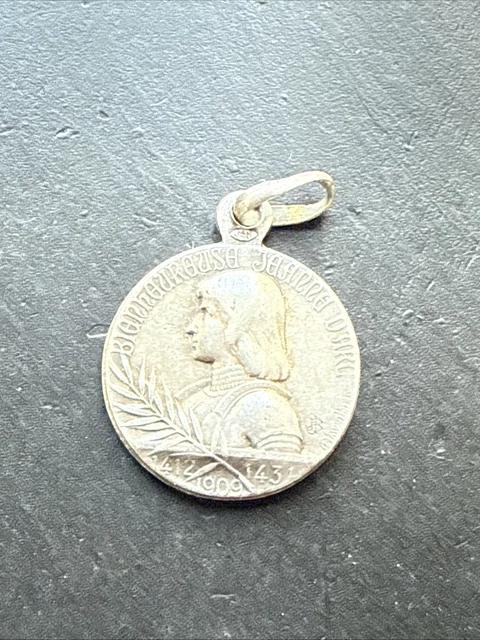 Rare collier pendentif en argent Art nouveau français Jeanne D'arc avec médaillon Joan of Arc