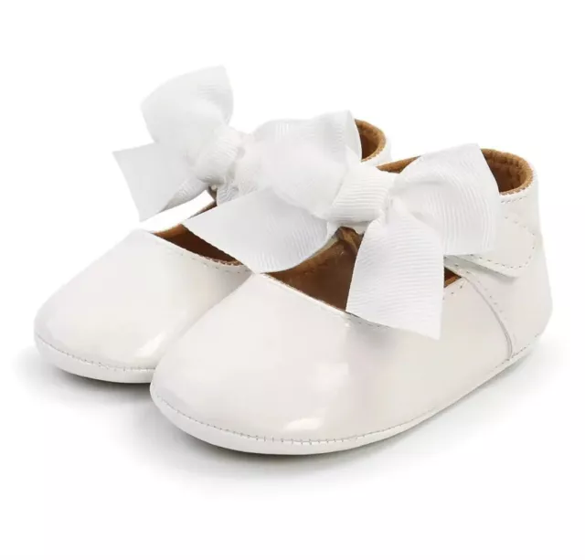 Bellissime scarpe bianche per bambine carrozzina con fiocchi taglia 0-6 mesi #pramshoes