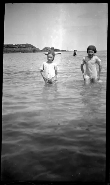 Portrait enfants baignade eau de mer  - négatif photo ancien circa 1910
