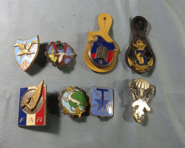 LOT de 8 INSIGNES- PUCELLES MILITAIRES, A VOIR ....