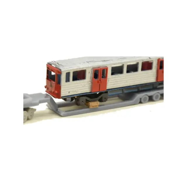 Ubahn DT3 Modell lackiert auf Tieflader, Spur N, Tiefbett mit Ladung