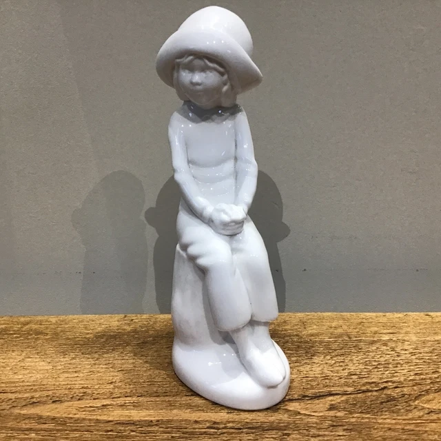 Spode weißer Knochen Chinafigur eines sitzenden Mädchens ""Joanna"" von Pauline Shone