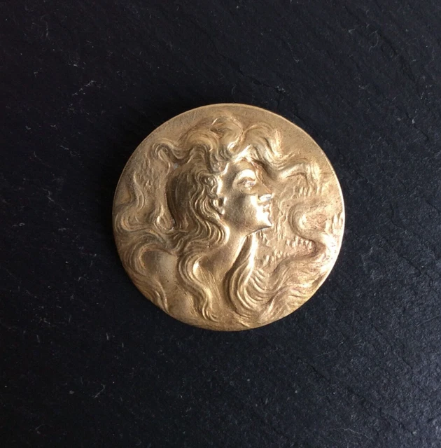 Broche Art Nouveau 1900 – Profil Femme, Métal Doré, Style Mucha, 40 Mm